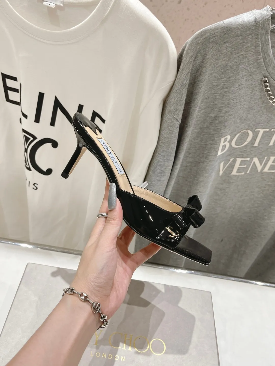 The high version leaves the factory 💰580 JIMMY CHOO*｜JC/Jimmy Zhou 2024ss summer new bow high-heeled slippers. Original last, perfect lines, simple and elegant, thick heels that show temperament on the feet, comfortable and versatile, and can also elongate the legs, make them taller, slimmer and longer. JC is best at girls who are sweet, and it adds seductive sexiness 😍 ✔Fabric: imported cow patent leather ✔Lining: imported crystal sheepskin ✔Sole: Italian genuine leather outsole ✔Heel height: 6.5cm ✔Size: 35-39 (custom-made 40 to 41 non-refundable)